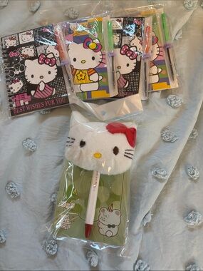 Hello Kitty Plush Top Pen with 4 Note Pads